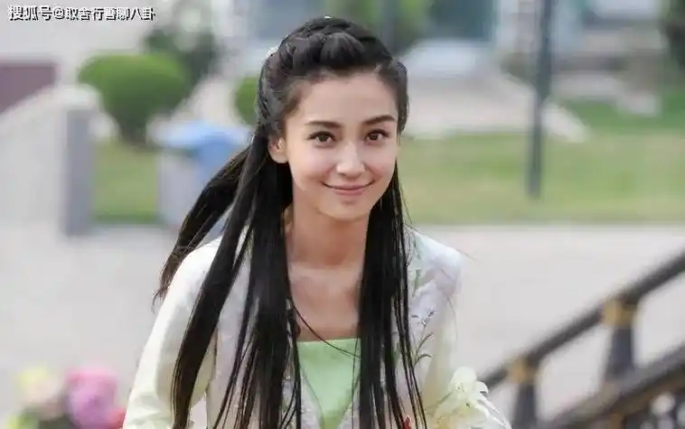 angelababy风波后首次露面,绽放甜美笑容状态极佳,嘟嘴卖萌迷人_照片