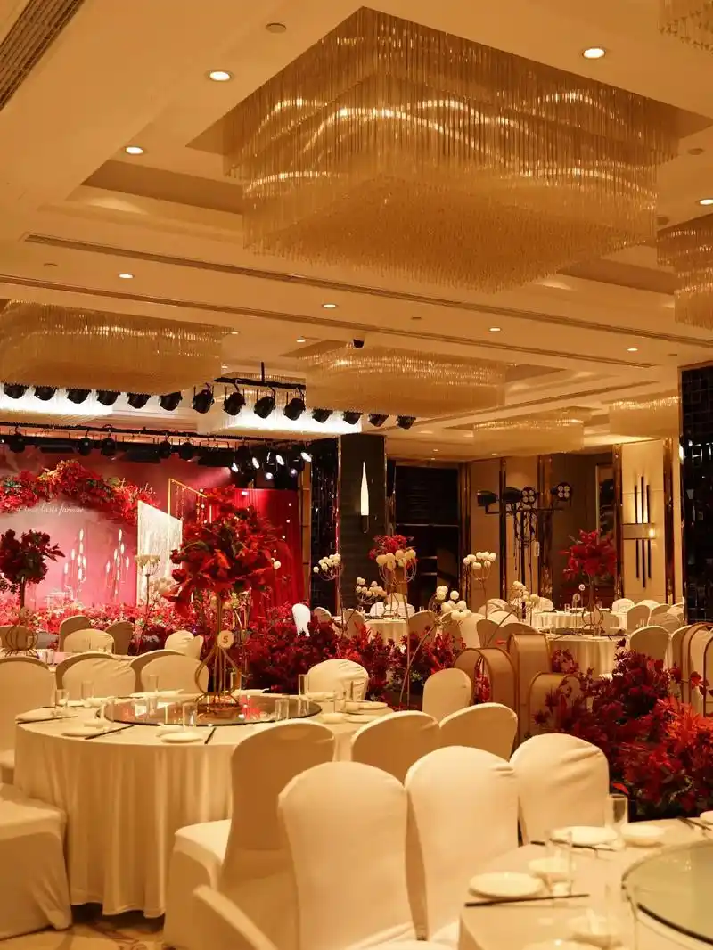 九龙坡大气水晶吊顶场地,适合30桌内婚宴.969696位置 - 抖音