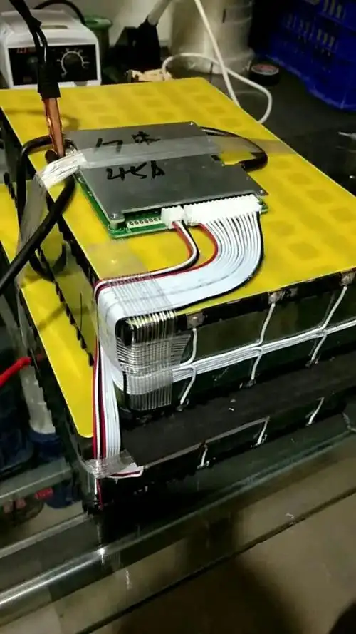 锂电池组装完成检测中