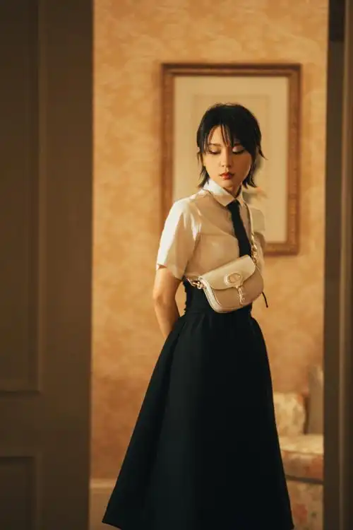 p>周笔畅,1985年7月26日出生于湖南省长沙市,华语流行乐女歌手,词曲