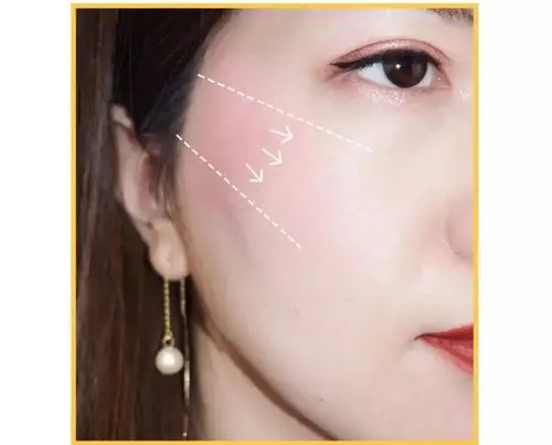 画出自然过度的腮红侧影,扇形画法提升气色的同时,还能修饰脸型