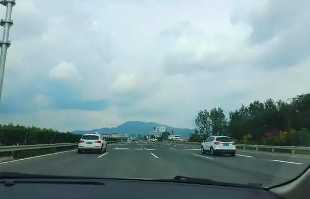 我开了15年车,才明白开车水平的高与低,不在驾龄而在于3个细节