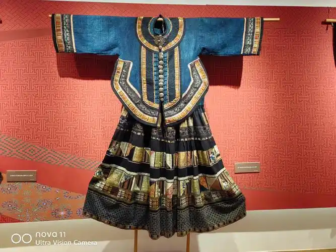 中华民族服饰   第一次见鱼皮制作的服饰  长知识啦 - 抖音