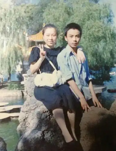 > 中国网浪潮新闻娱乐 汪涵少年时代旧照曝光 眉清目秀 中国网浪潮