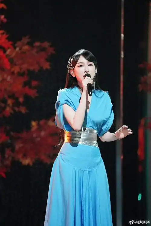 萨顶顶这是整容了吗?浪姐舞台照完全不像本人,脸上的科技感太强