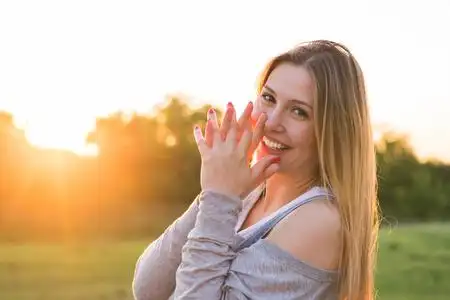 幸福的女人微笑.阳光明媚夏日炎热的太阳下照片