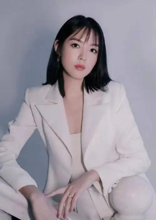 高挑女神张梓琳新发型惊艳亮相,穿西装气场不强势