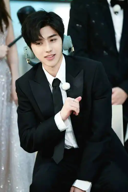 原创娱乐点评赵丽颖程潇龚俊丁程鑫蔡徐坤孟佳