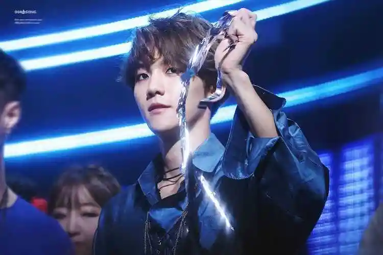 边伯贤蓝丝绸 - 堆糖,美图壁纸兴趣社区