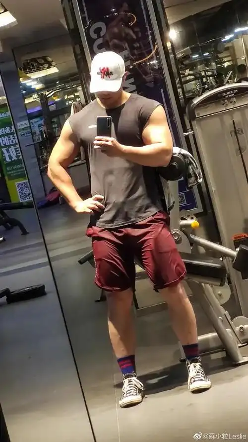 183cm翘臀嫩男晒照引网友舔屏寸头肌肉简直不要太帅