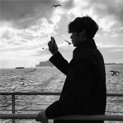 qq男生黑白头像长的帅气不是我的错