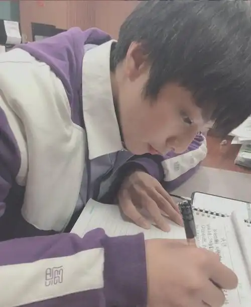 刘耀文拍初中毕业照洋溢青春气息 整理发型超可爱