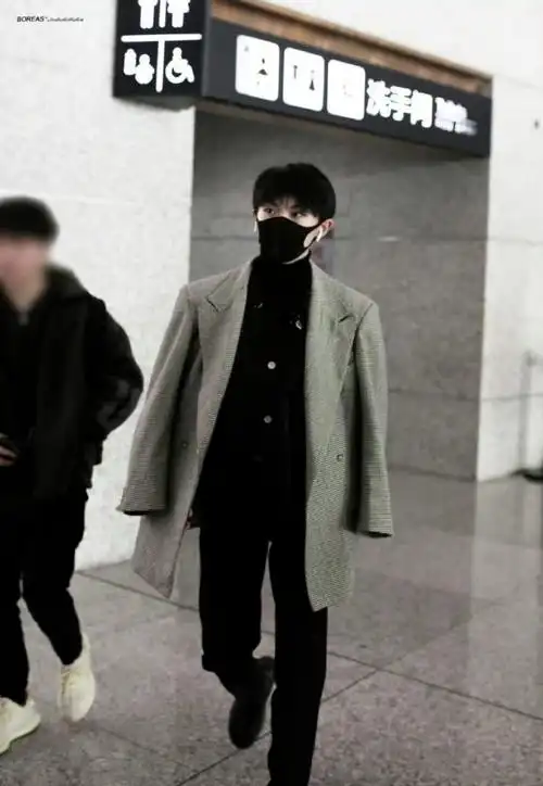 马嘉祺穿风衣了