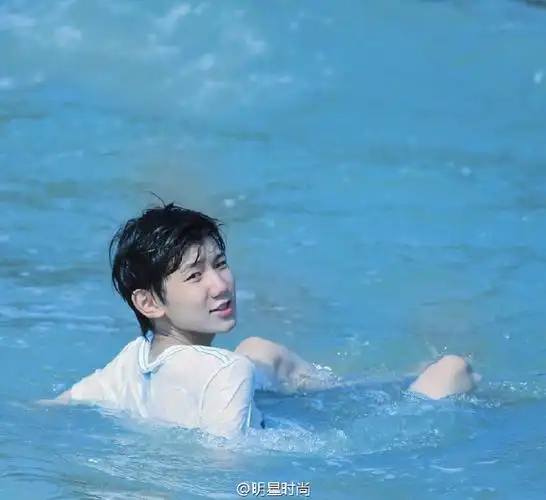 王源游泳照曝光,一个在海中快乐不羁的少年