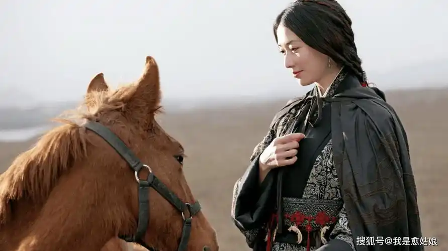 在《天机·富春山居图》,她是千娇百媚的丽莎.