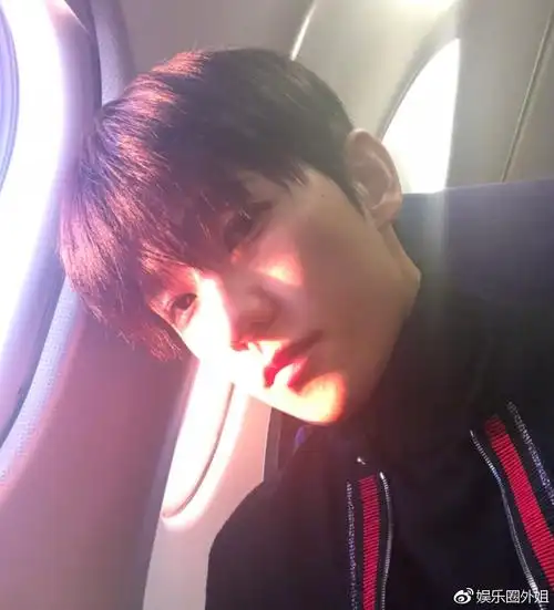 皮一下很开心杨洋晒久违正面自拍照标准男友穿搭就是他了