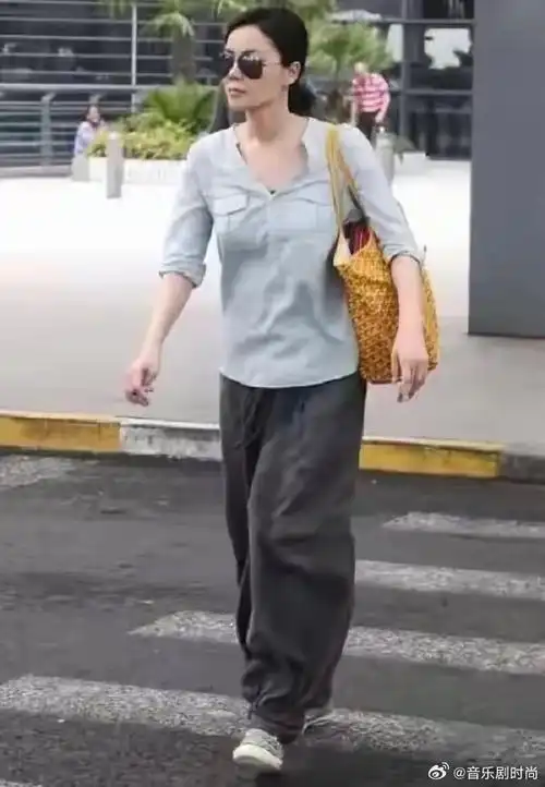 王菲走机场被拍,相貌并非出类拔萃穿普通裙,却惹来男士频频回头