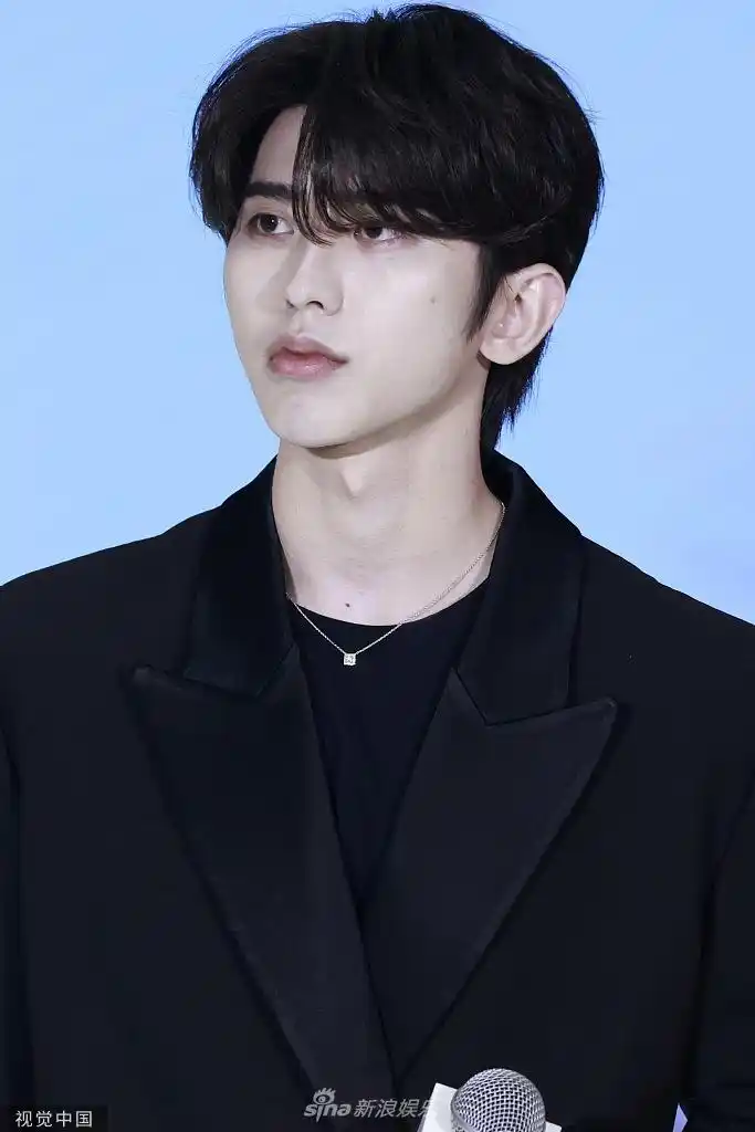 组图:蔡徐坤出席活动 穿黑西装搭中分发型帅气有型