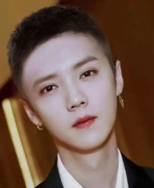 鹿晗形象大改变寸头抢镜越发有男子气概了