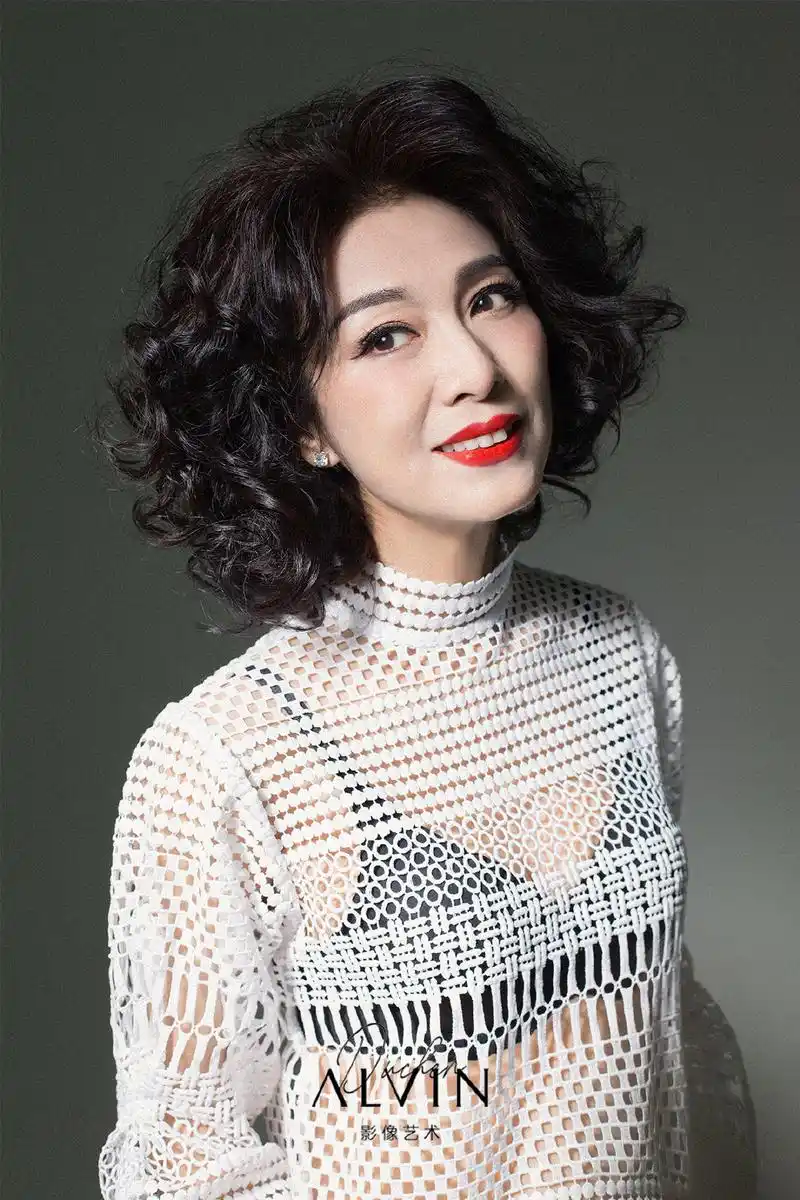 原创64岁米雪涂大红唇烫复古卷穿透视装玩转霸气风卡粉的脸太真实