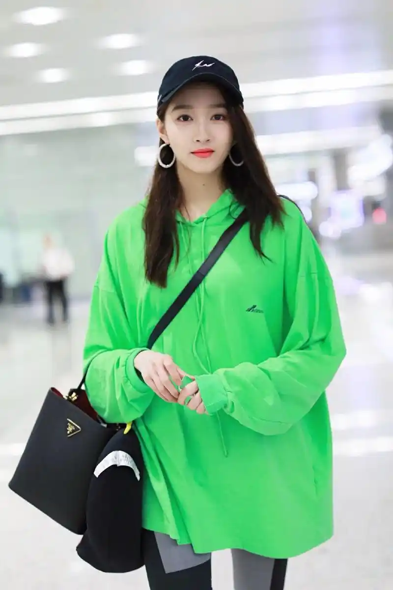 关晓彤机场照遭疯传,网友:这腿才是真实的