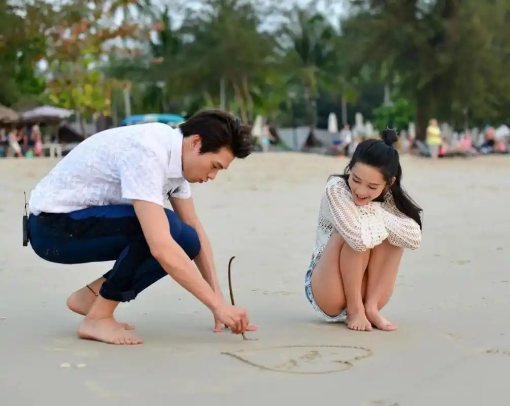 李沁与魏大勋的合影原意是打造一幅如梦似幻的画面,却不料因技术傻哪