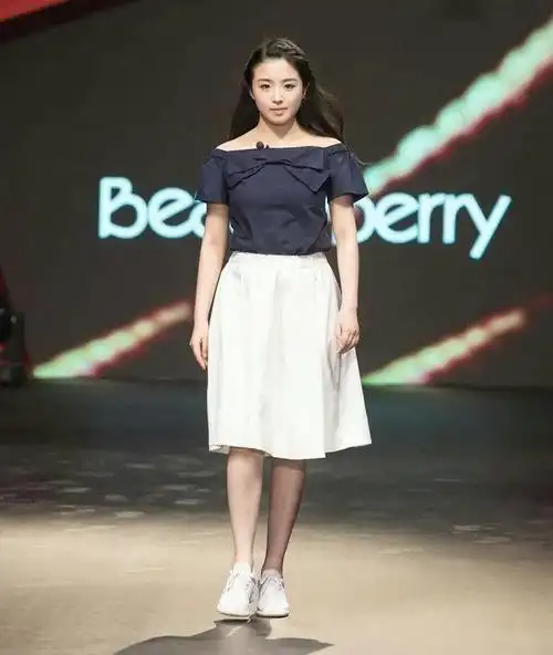 很多女明星在报身高时都会比真实身高多2,3厘米,所以张含韵在生活中