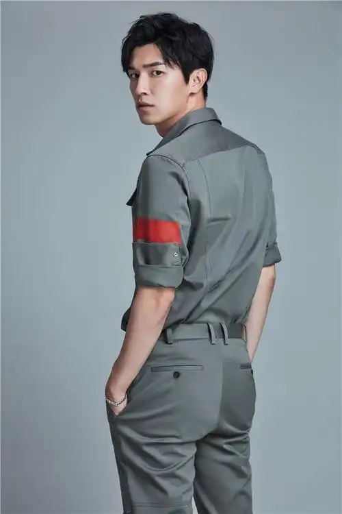 深灰色工装衬衫搭配同色系休闲裤,完美显示出杨旭文俊逸的身材线条