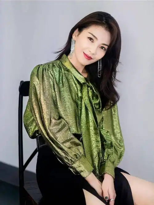 43岁刘涛状态佳!穿开叉裤露长腿身材太好,遭吐槽p图没本人美?