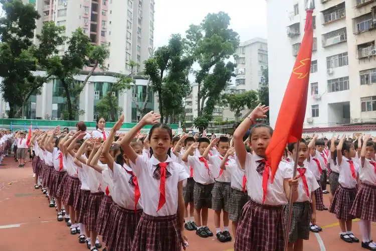 少先队队员敬礼