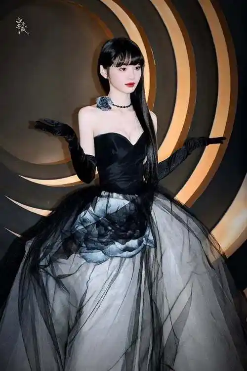 杨幂旗袍美人,热巴美成仙,娜扎像婚礼蛋糕_图片_来源_赵露思