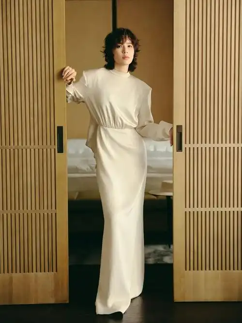 李斯丹妮穿白色连衣裙拍写真,复古又优雅特别有气质