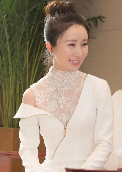 舒畅白衣翩翩,尽显女人味,十分迷人