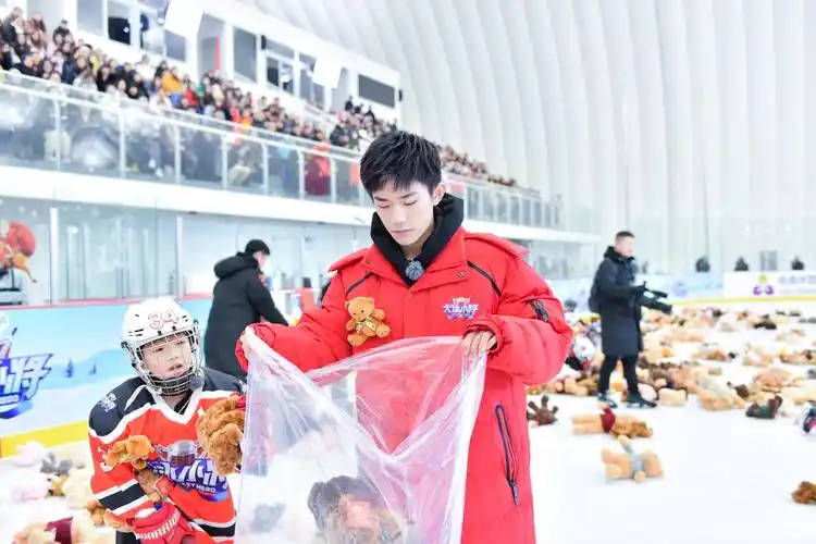 易烊千玺《大冰小将》奔波宣传 为爱举办公益赛