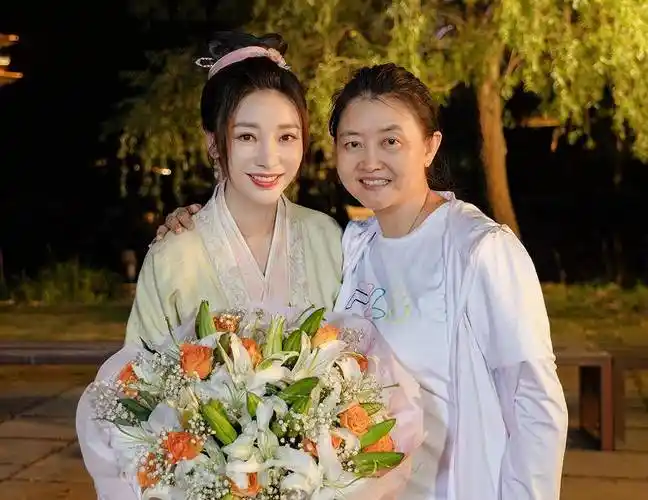 原创刘亦菲林允柳岩三人杀青照曝光动作亲昵搞怪完全看不出年龄感