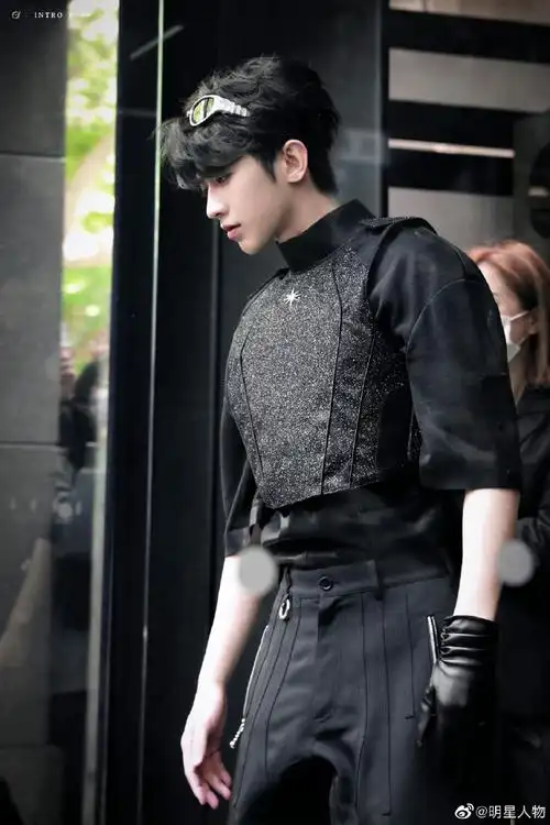 蔡徐坤黑色特工造型