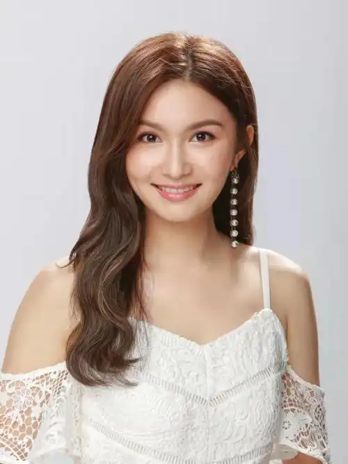 港姐冠军中葡混血出炉:选美家族出身不容小觑,童年照撞脸baby