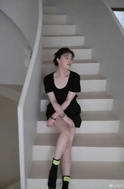 蒋欣瘦身成功晒美照为粉丝团庆生逆龄生长胶原蛋白满满