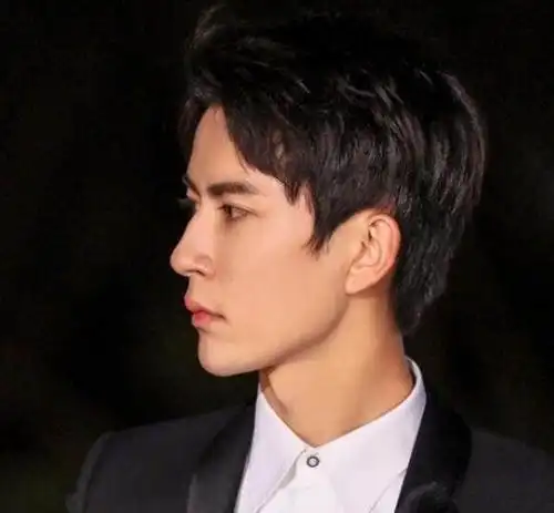 男星侧脸比拼易烊千玺高级脸,张艺兴靠它加分,彭于晏要注意角度