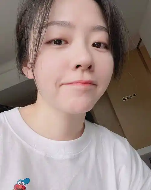 张靓颖晒素颜怼脸自拍 皮肤吹弹可破状态佳-搜狐大视野-搜狐新闻