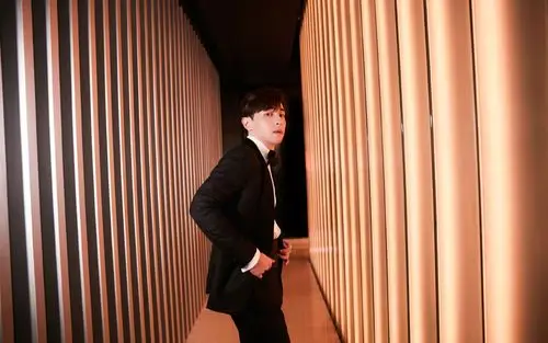 邓伦超帅西装写真桌面壁纸