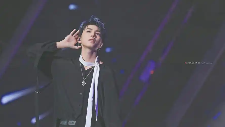 王俊凯#四周年蓝发高清电脑壁纸 crwb