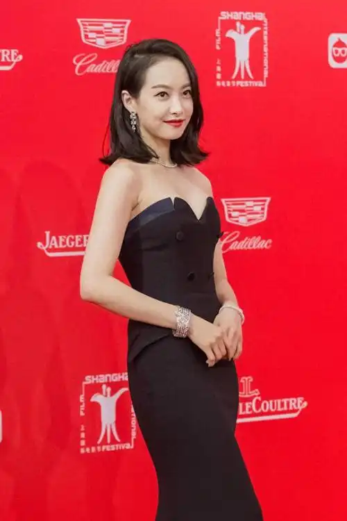 宋茜锁骨发型太撩人一袭修身鱼尾裙亮相抹胸处2个小v型好吸睛