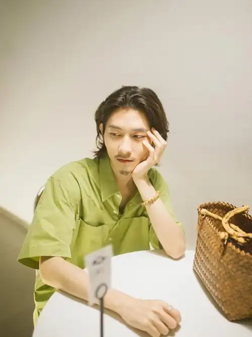 日系微卷 l 男生总要留一次长发试试看75