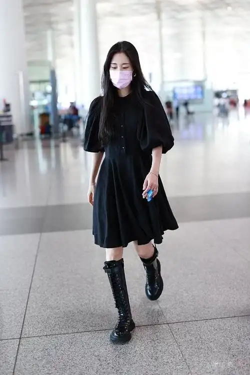 张碧晨妆容精致气色好手拿玩偶显可爱看起来优雅又甜美