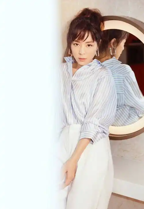 原创张静初最新近照曝光穿蓝色碎花裙素颜走机场41岁状态很真实