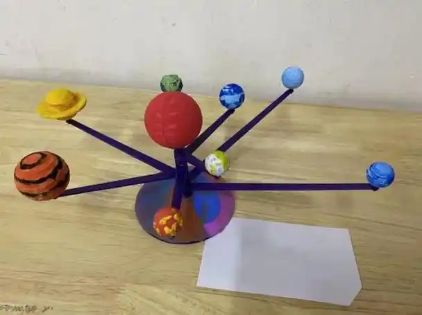 通讯员丁雅纨)最炫酷的玩具也可以用身边的旧纸箱,塑料瓶制作而成,你