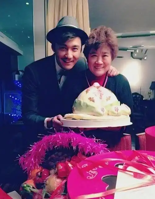 因此,他们找到了一大篮子女孩的照片,供胡兵选择;那个时候,胡兵已经