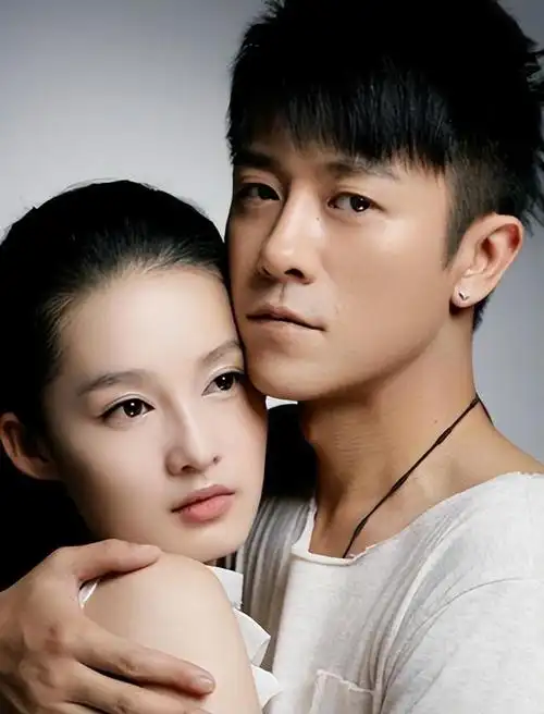 的传闻最关键的是眼睁睁看着女友和别人的绯闻热火朝天于是杨洋只能退