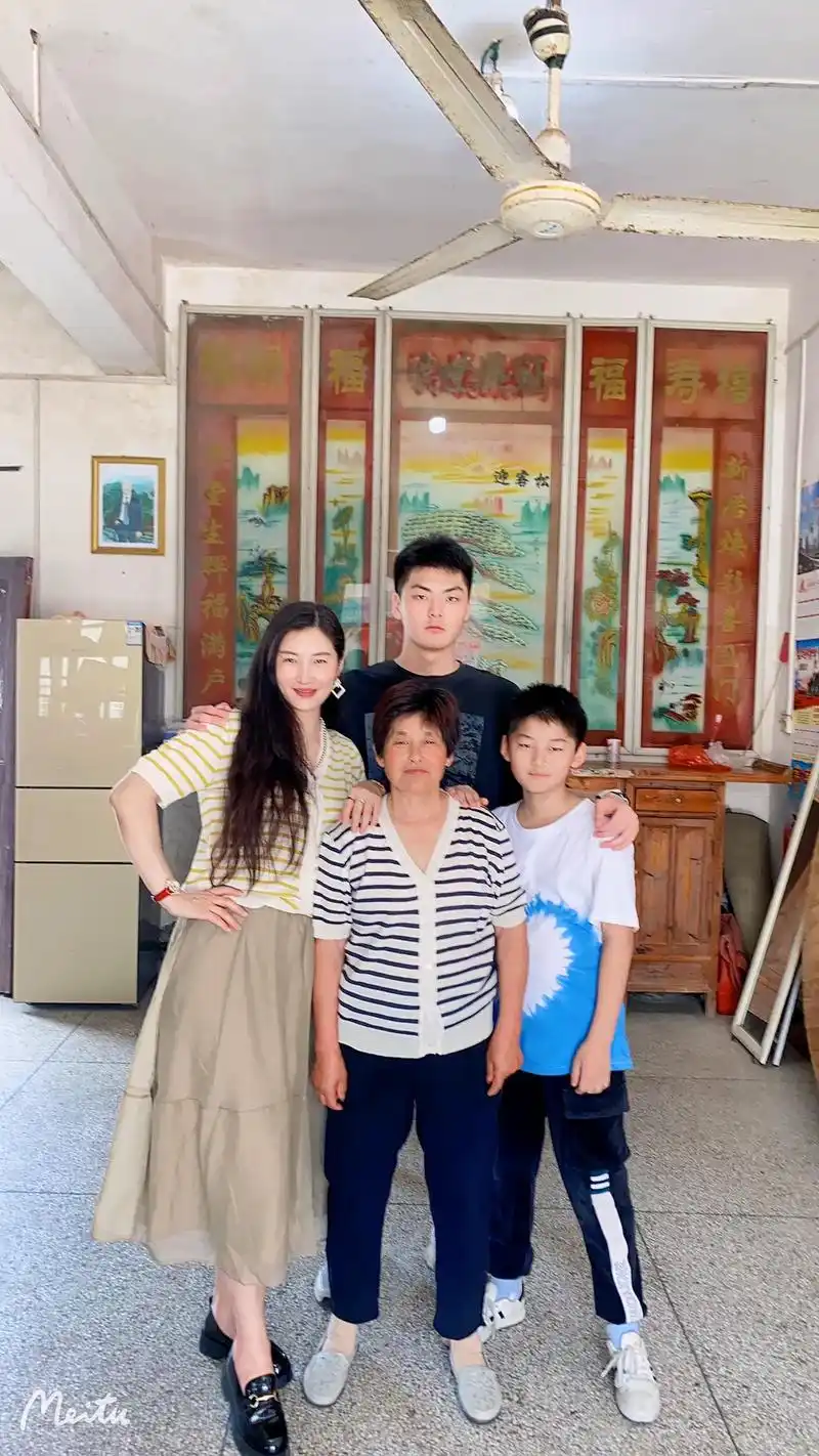 祝友友们端午幸福安康,两个儿子陪老妈来个合影,孩子们大了,我 - 抖音